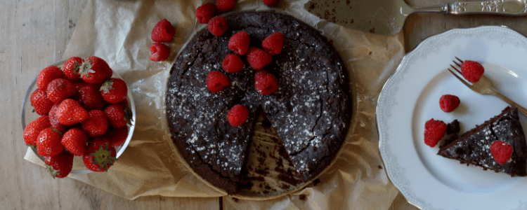 Sjokoladekake med kakao og dadler med gode fettsyrer