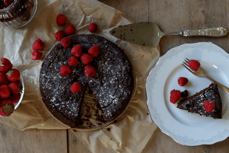 Sjokoladekake med kakao og dadler med gode fettsyrer