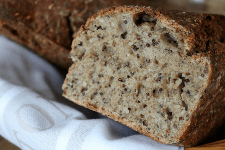 Surdeigsbrød med havre, sesam og chiafrø