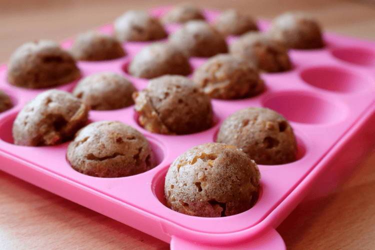 Næringsrike og saftige minimuffins med havre, frukt og grønnsaker