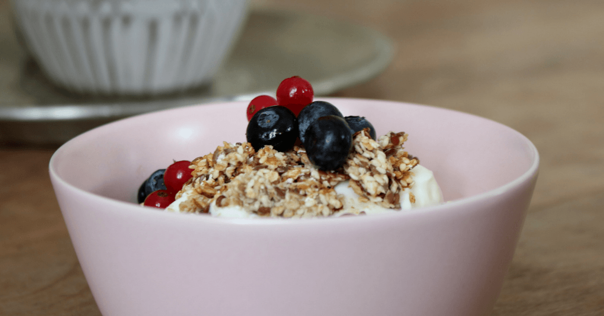 Granola serveres med hjemmelaget yoghurt eller kefir