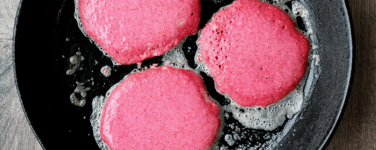 Rosa pannekaker med en hemmelig ingrediens (fra 12 måneder)