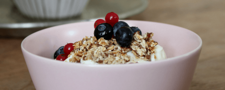 Granola - serveres med hjemmelaget yoghurt eller kefir