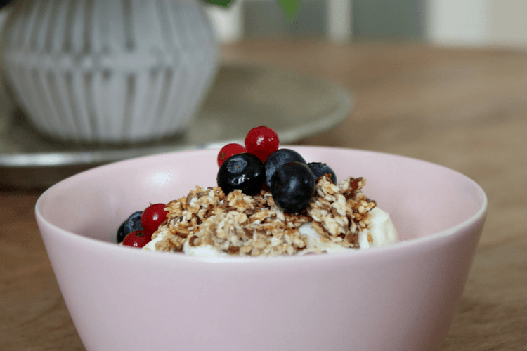 Granola - serveres med hjemmelaget yoghurt eller kefir