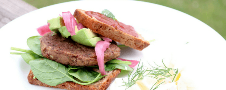 Bønneburger med potetsalat - tarmstyrkende grillmat