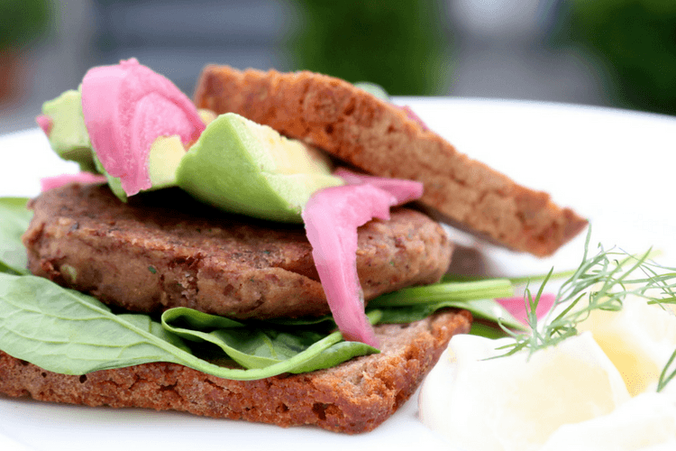 Bønneburger med potetsalat - tarmstyrkende grillmat