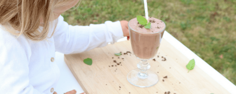 Sjokolademilkshake med mintsmak som passer fra 10 måneder