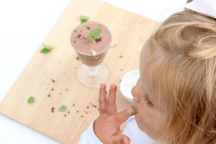 Sjokolademilkshake med mintsmak som passer fra 10 måneder