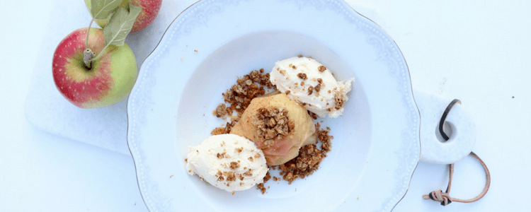 Epler fra hagen? Oppskrift på bakte epler med havregrynsblanding og eplekake