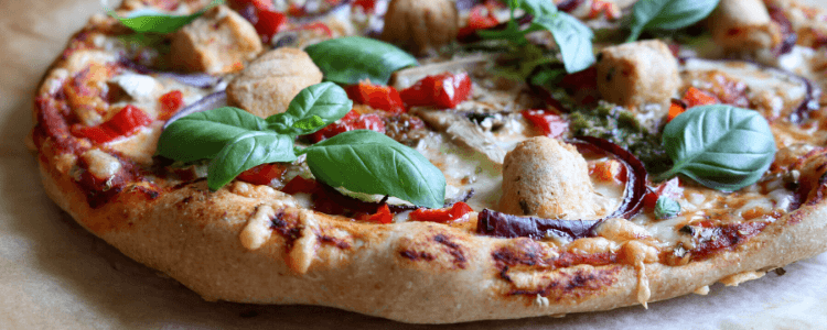 Grov pizza med grønnsaker som kan gis fra 10 måneder