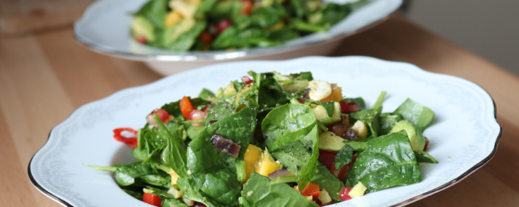 Barnevennlig salat - en frisk salatbolle med avokado og mango