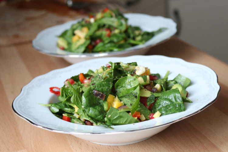 Barnevennlig salat - en frisk salatbolle med avokado og mango 