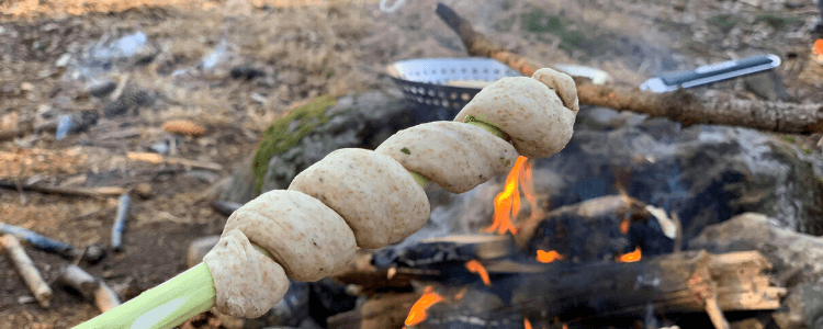 Så enkelt lager du pinnebrød som barna kan grille på tur