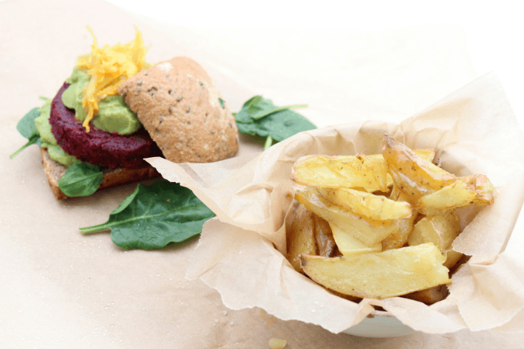 Rødbetburger med ovnsbakte poteter - passer fra 1 år