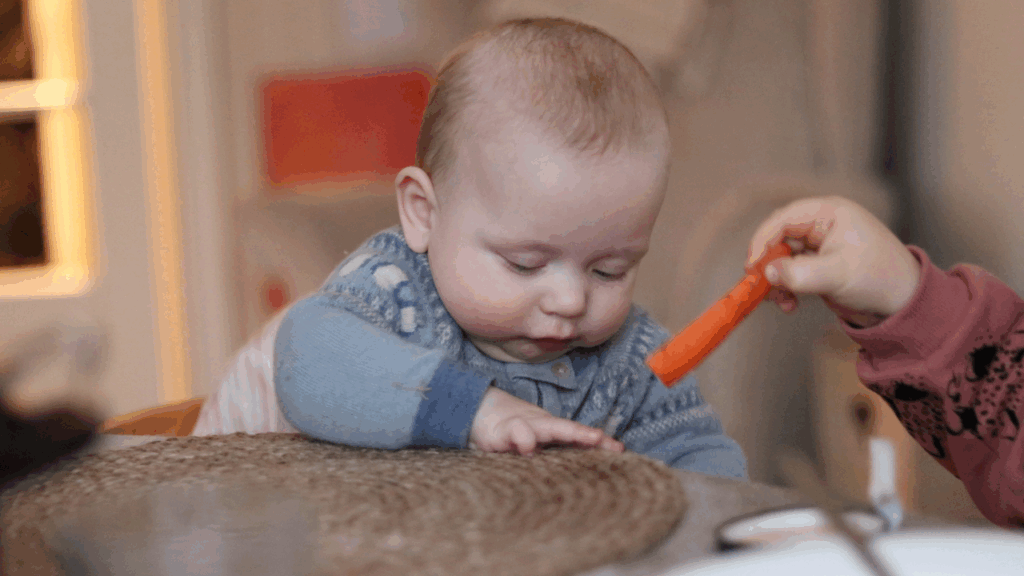 Bare Bra Barnemat tegnene på at de er klare for å spise selv